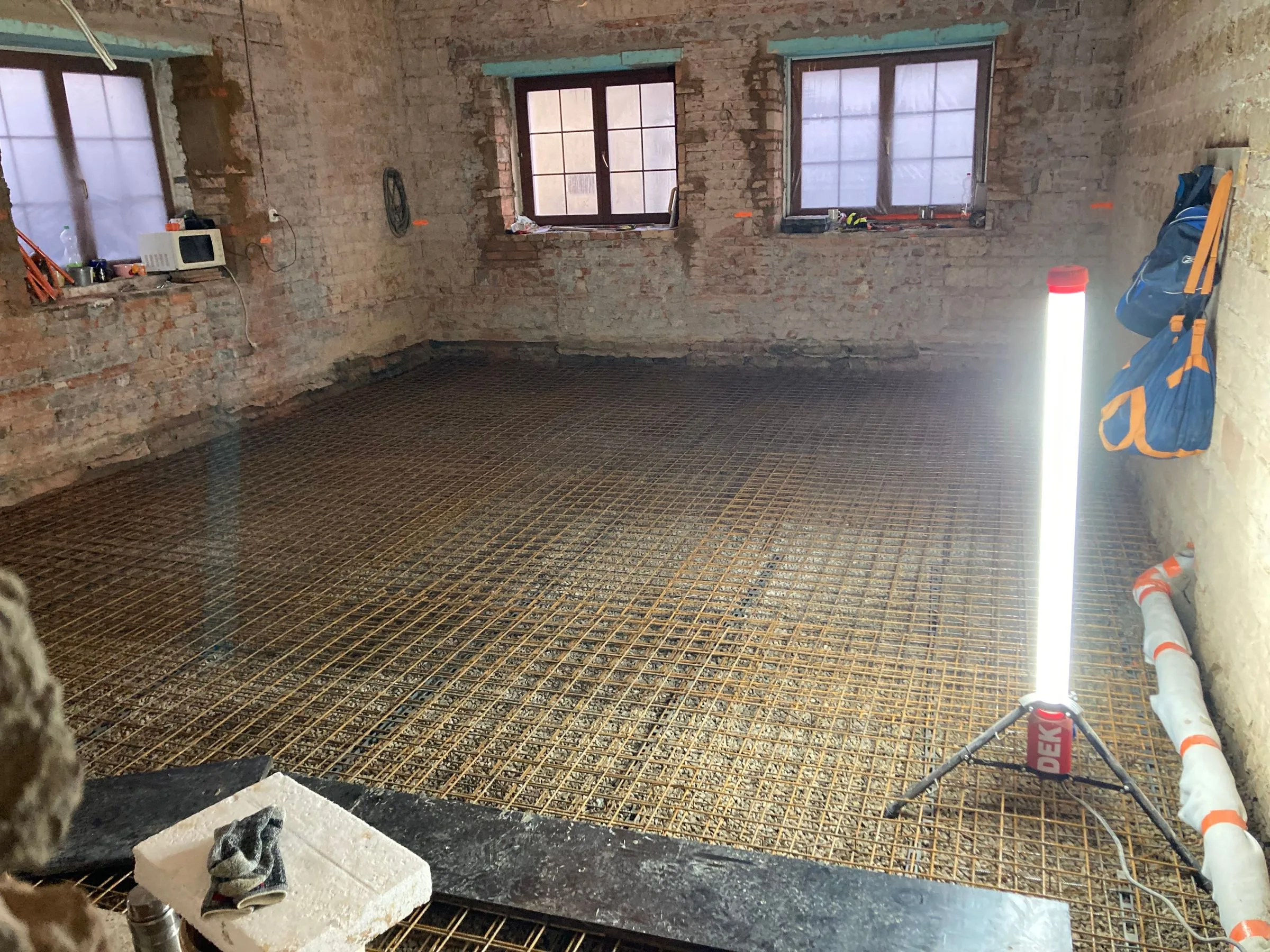 Výztužná síť na podlaze před betonáží, během prací
