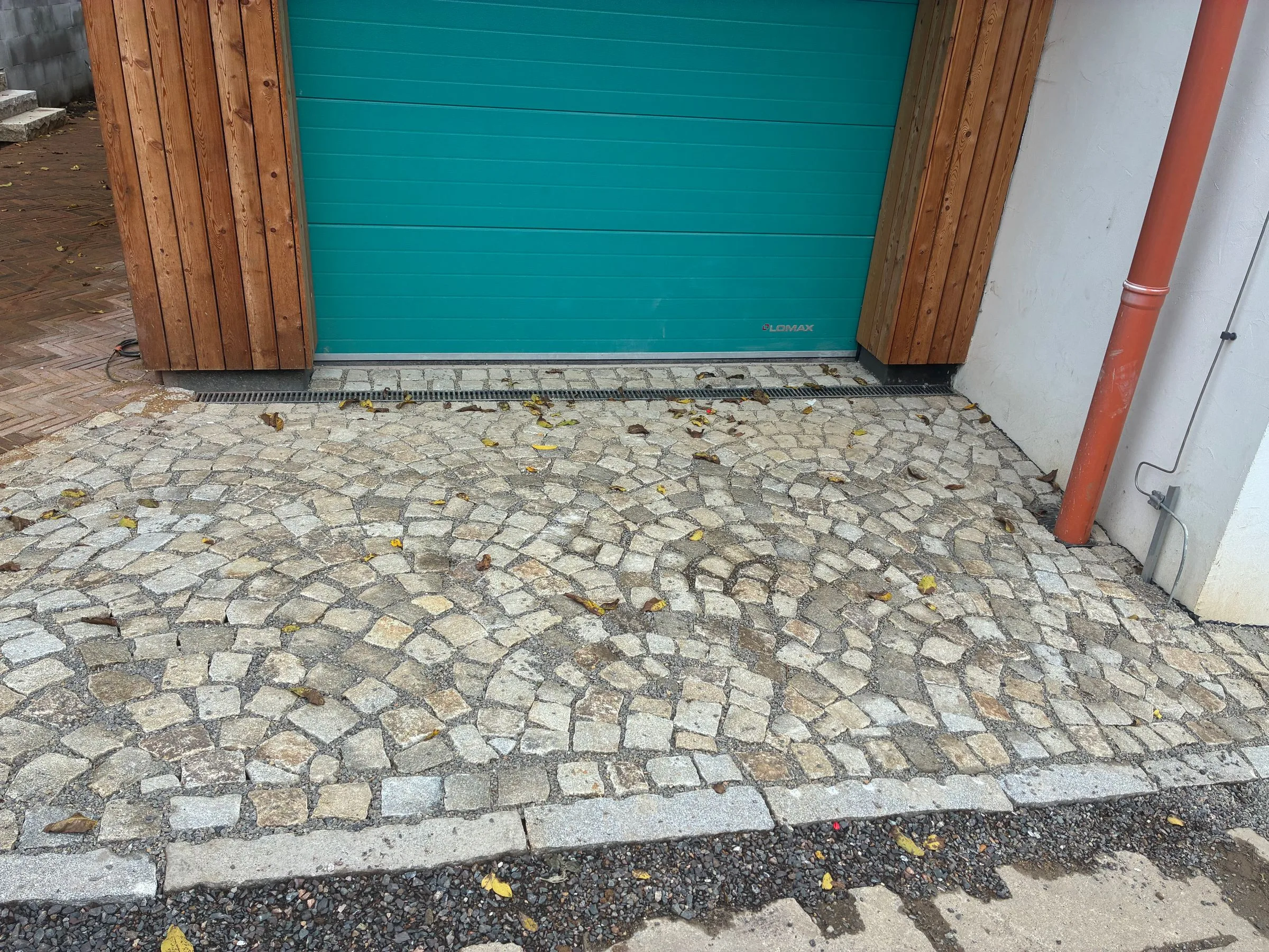 Kamenné kostky před garážovými vraty