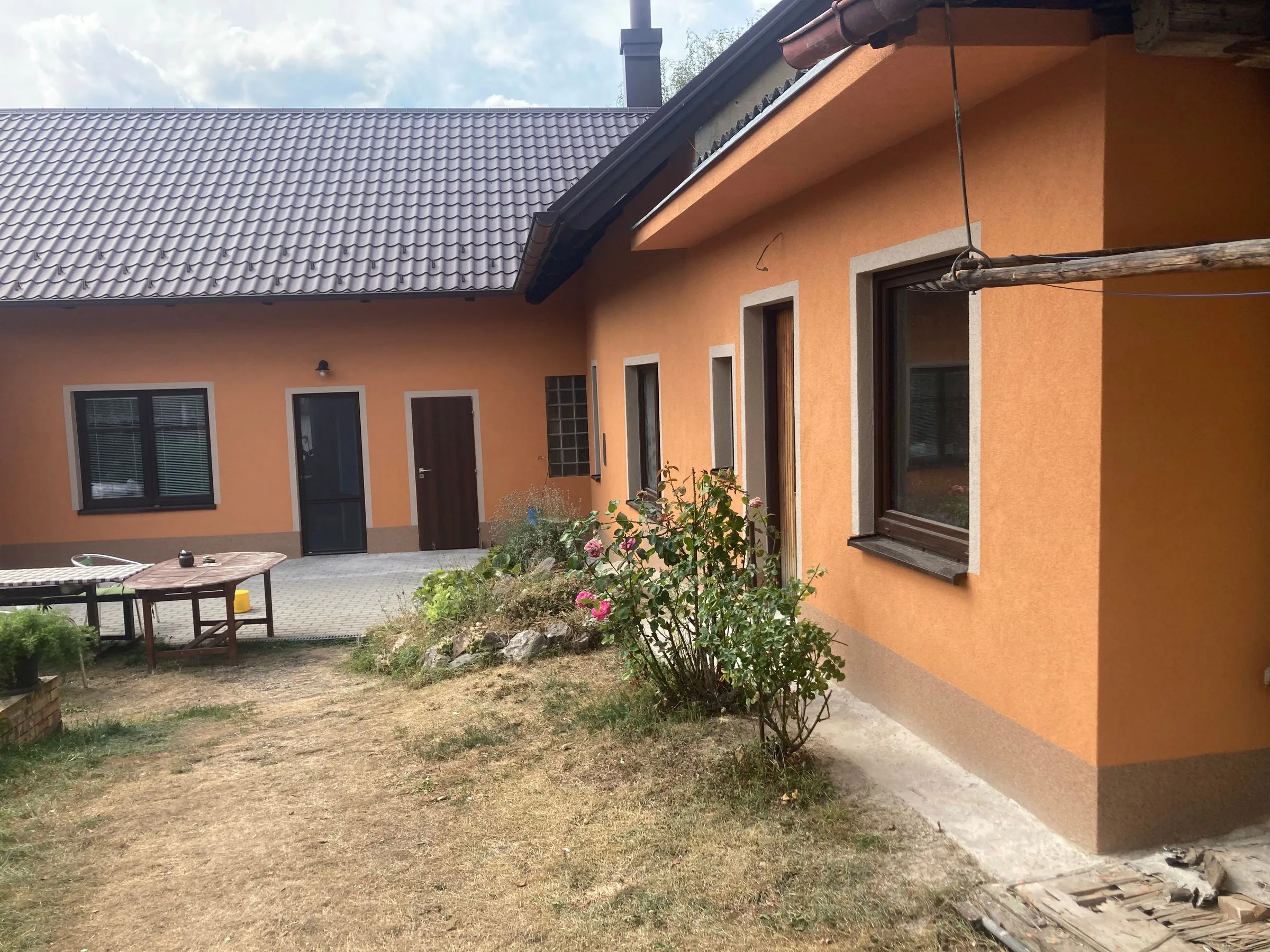 Oranžová fasáda domu kolem dvora