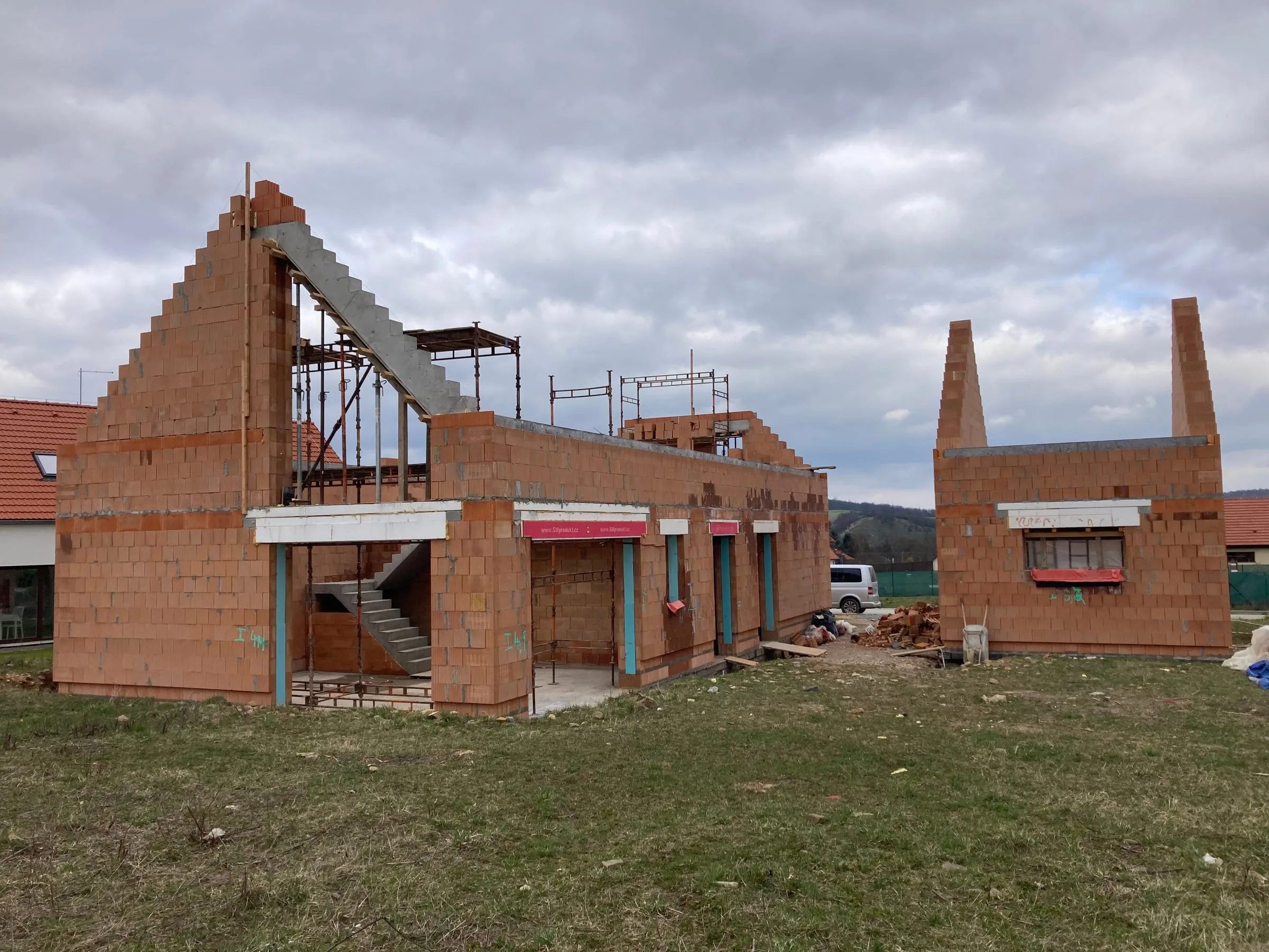 Rozestavěný dům z&nbsp;cihelných bloků se schodištěm a&nbsp;štíty
