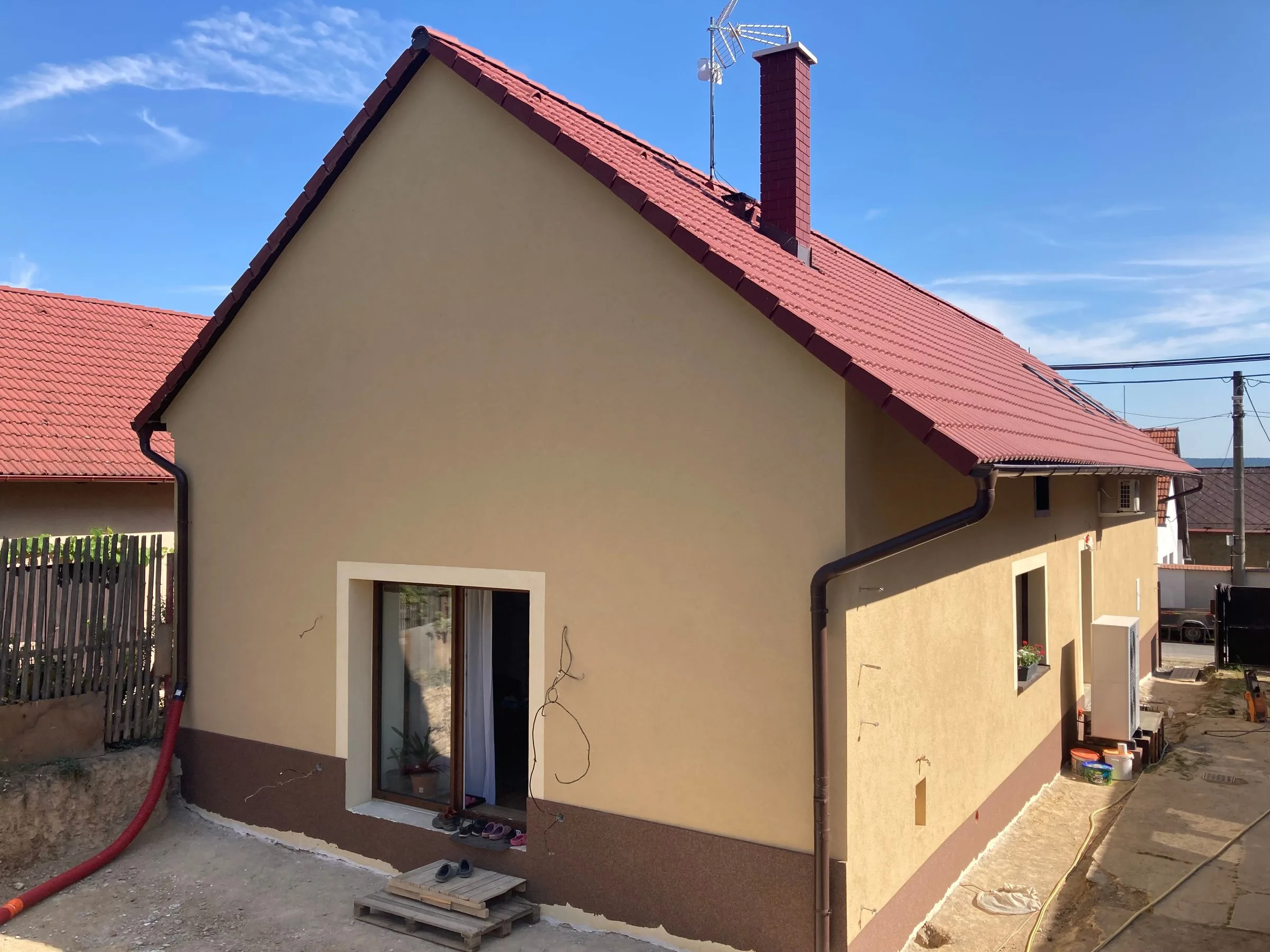 Béžová fasáda domu s&nbsp;hnědým soklem